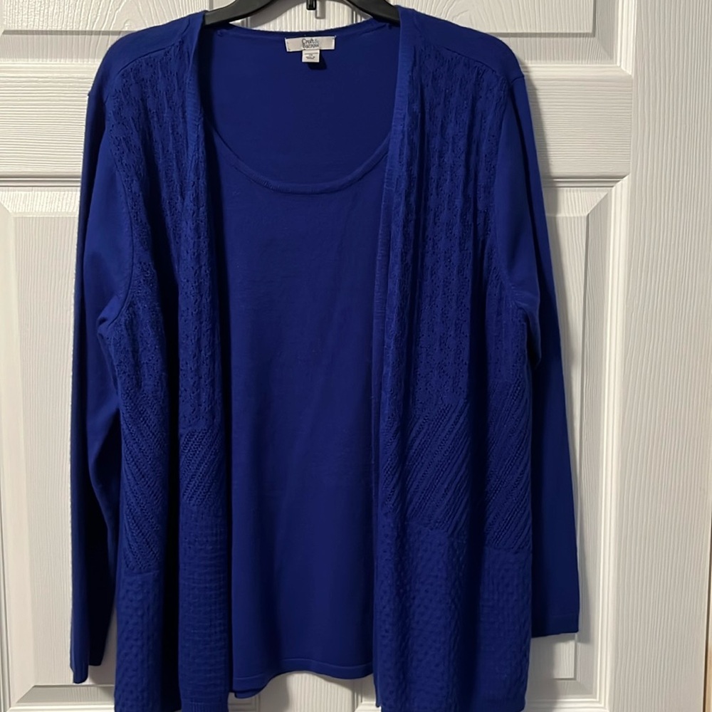 Women’s 3x dark blue sweater with lace front and built in crew neck.
